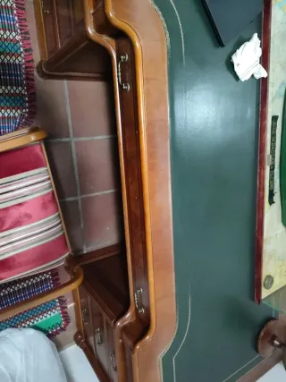 Mesa de despacho de madera y piel