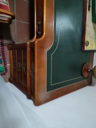 Mesa de despacho de madera y piel