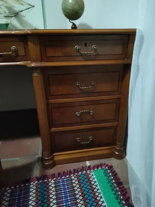 Mesa de despacho de madera y piel