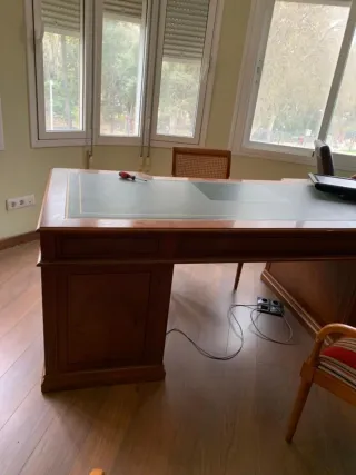 Mesa de despacho de madera y piel