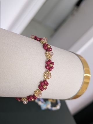 Pulsera artesanal con cuentas doradas y rojas