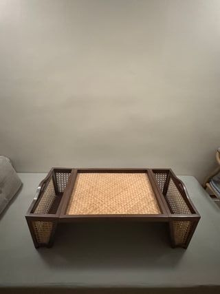 Mesa- Bandeja de madera y ratán