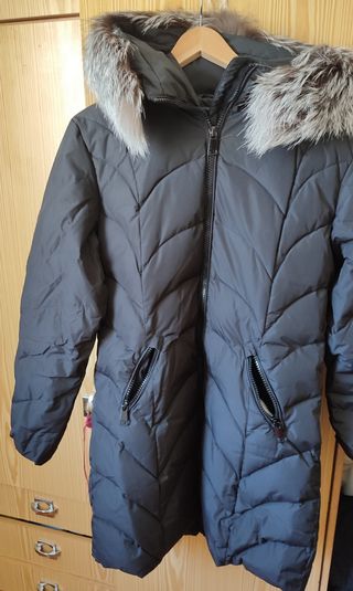 Abrigo largo mujer de plumas negro con capucha