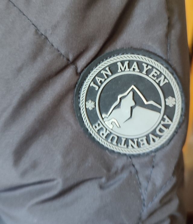 Abrigo largo mujer de plumas negro con capucha