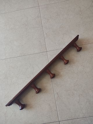 Perchero de madera clásico