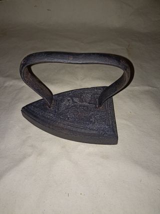 Ferro da stiro antico in ghisa