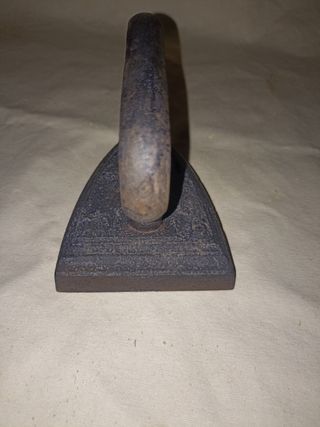 Ferro da stiro antico in ghisa