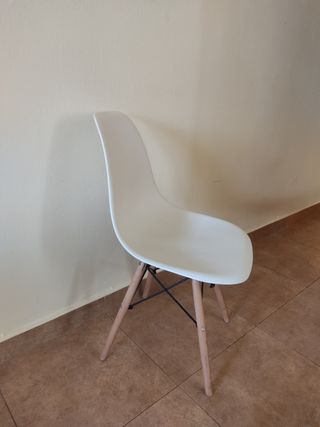 3 Sillas estilo escandinavo blancas + mesa