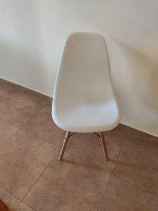 3 Sillas estilo escandinavo blancas + mesa