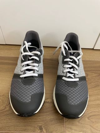 Zapatilla de seguridad gris y blanca