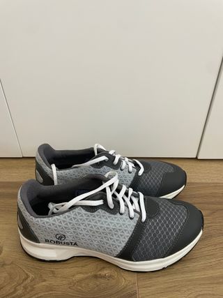 Zapatilla de seguridad gris y blanca