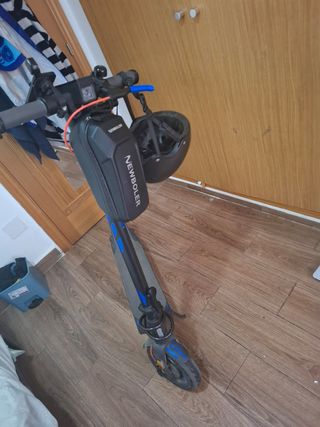 Patinete eléctrico con casco incluido