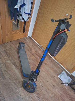 Patinete eléctrico con casco incluido