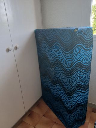 Sofá pequeño tela azul y negro