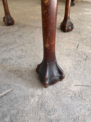 Mesa antigua de madera con tapa de cristal