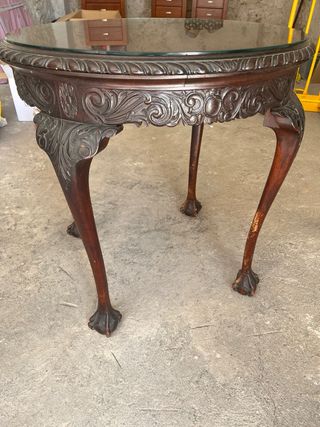 Mesa antigua de madera con tapa de cristal