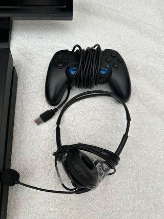 PS4 + pantalla + cables + mando + cascos