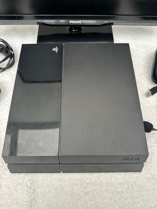 PS4 + pantalla + cables + mando + cascos