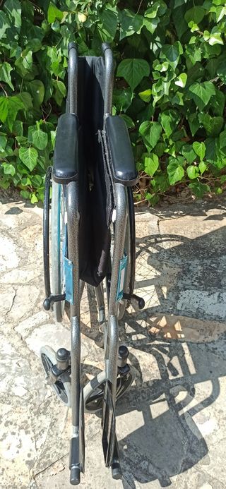 Silla de ruedas plegable y ligera casi regalo 