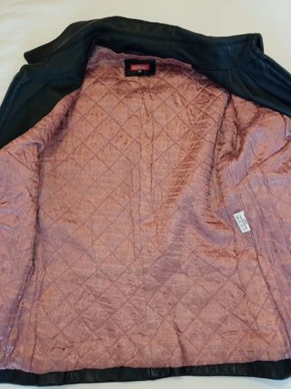 Cazadora de piel negra