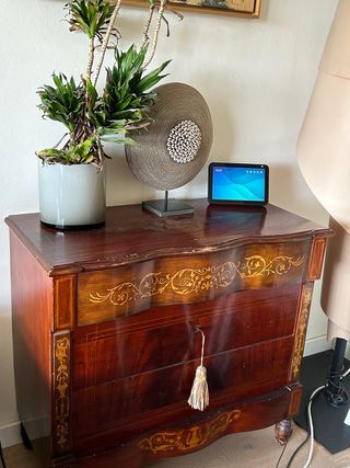 Mueble de madera antiguo con 5 cajones