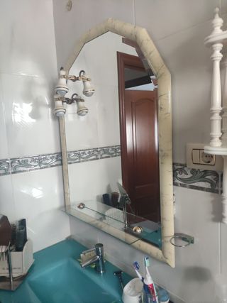 Espejo de baño con estantería y bordes de madera