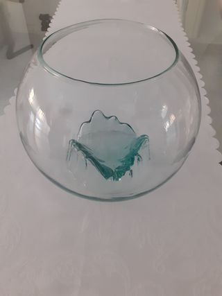 Pecera de cristal con diseño interior