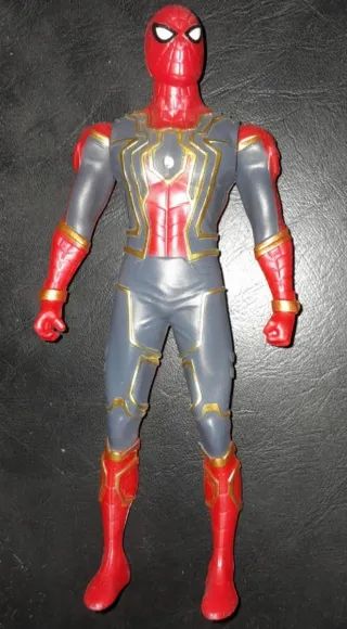 Figuras Hulk y Spiderman