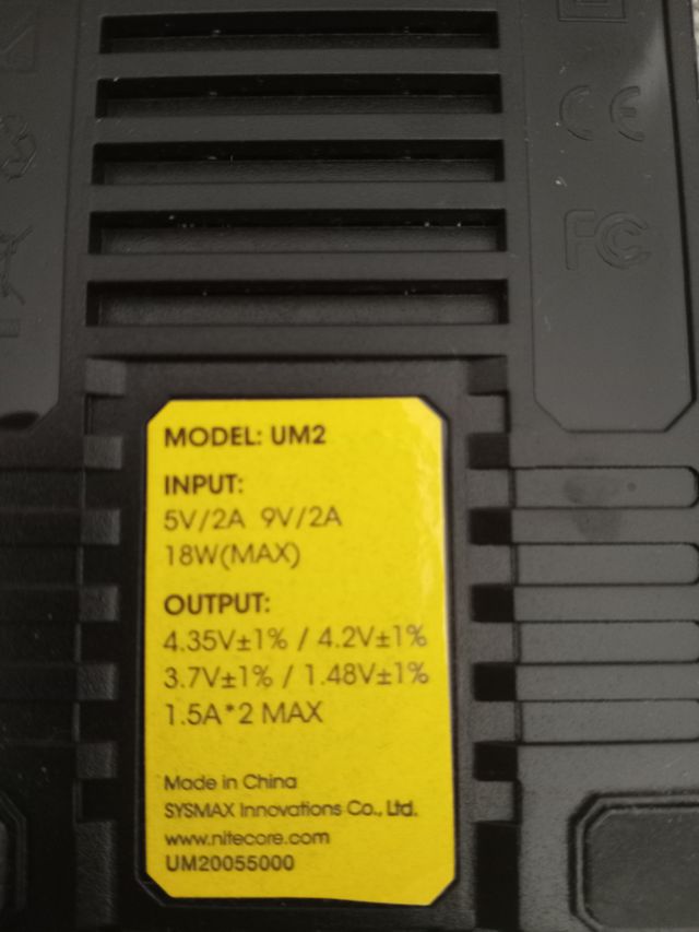 Cargador Nitecore UM2 Universal