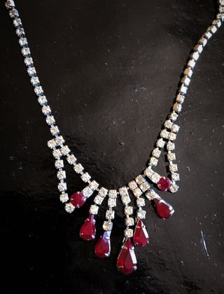 Girocollo vintage strass rosso e argento