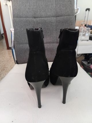 Botines negros con tachuelas talla 38