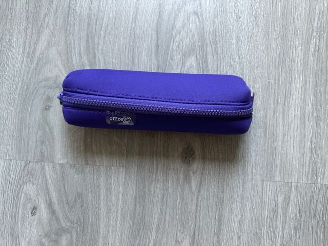 Estuche morado con cremallera