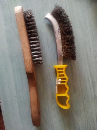 Dos cepillos de púas metálicas