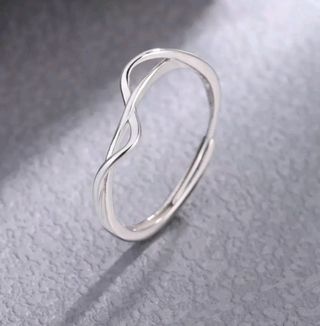 Anillo plateado y ajustable