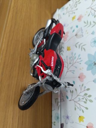Moto coleccionista Ducati Roja