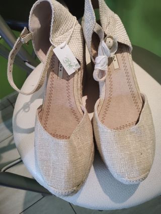 Cuñas beige y doradas