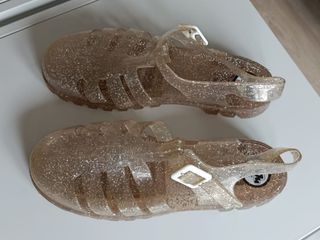 Chanclas transparentes con purpurina