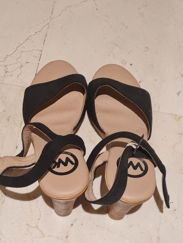 Tacones negros con plataforma y cuña