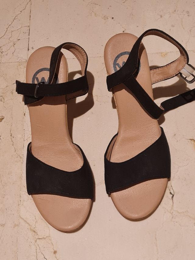 Tacones negros con plataforma y cuña