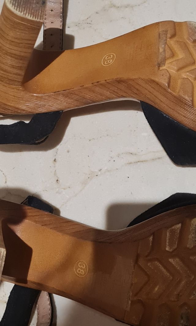 Tacones negros con plataforma y cuña