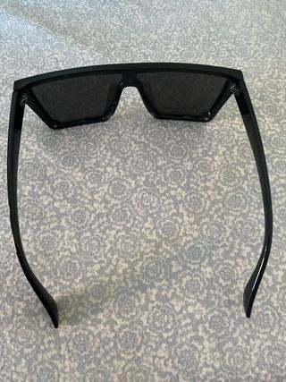 Gafas de sol modernas negras y plateadas