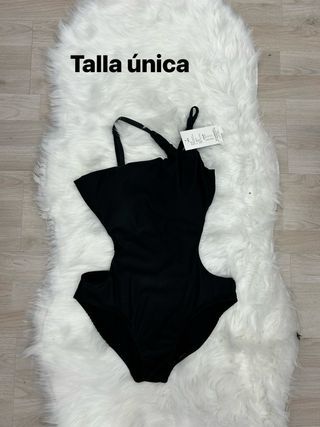 Bañador Negro con Detalles Florales Rojos