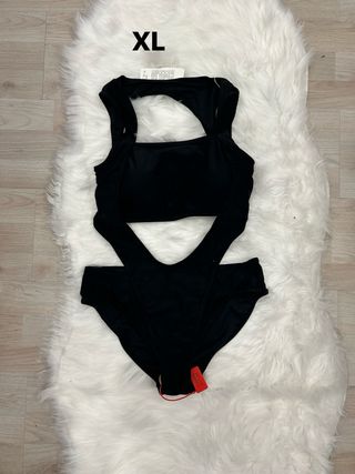Bañador Negro con Detalles Florales Rojos