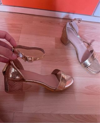 Tacones dorados