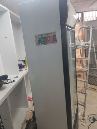 Nevera expositora vertical