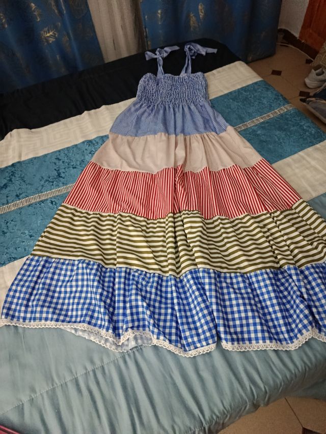 Vestido de tirantes con volantes