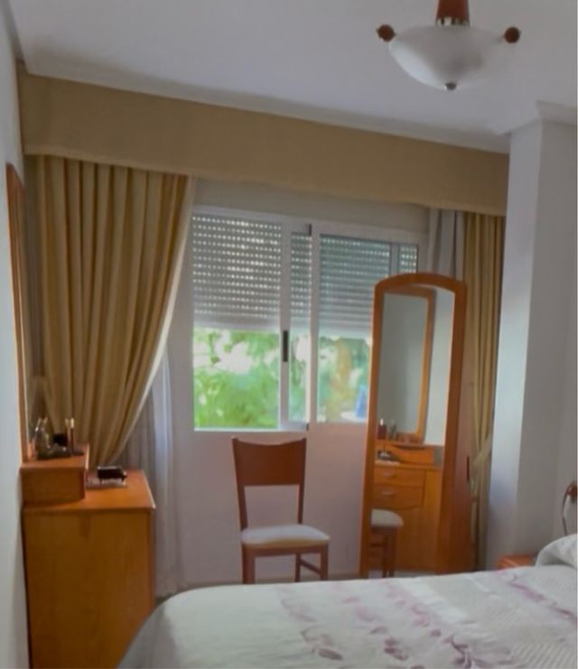 Cortinas amarillas y blancas