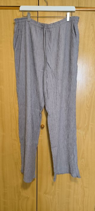 Pantalón gris efecto arrugado