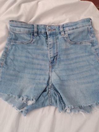 Pantalón corto vaquero desgastado