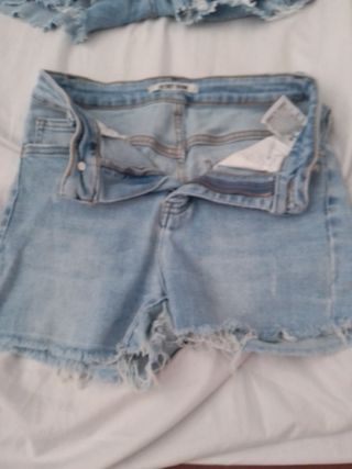 Pantalón corto vaquero desgastado